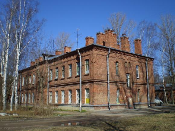 Петергоф суворовский. Петергоф казармы Каспийского полка. Суворовский городок в Петергофе. Казарма в Петергофе. Новый Петергоф Суворовский городок.